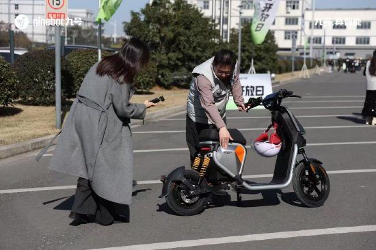 九号首款新国标车型Fz系列亮相,搭载自研操作系统凌波OS